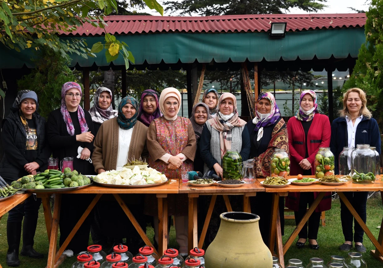 Emine Erdoğan'dan turşu tarifi! Sirkeyle mi olur limonla mı?